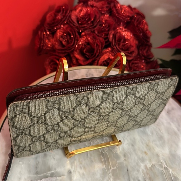 Gucci Beige Monogram Long Zipper bifold wallet in good condition - Picture 2 of 16